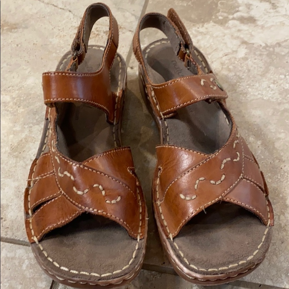 Natural Soul embroidered sandals